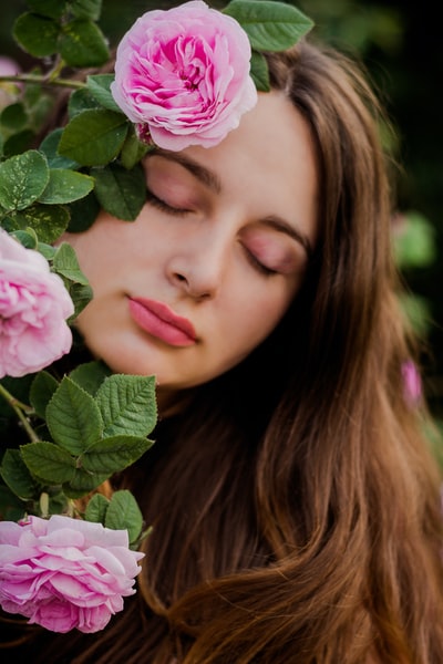 女人隐藏粉红色花尾
